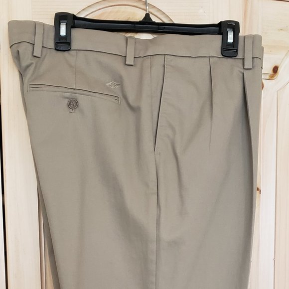 Dockers Classic Signature Khaki Pleated Front Flex Comfort Waist W38 L29 - Picture 2 of 8